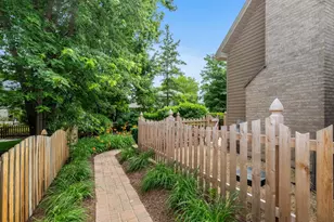 2660 Hoddam Rd, Naperville, IL 60564 - Photo 10