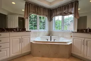 2269 Royal Ridge Dr, Northbrook, IL 60062 - Photo 6