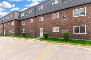 9461 Bay Colony Dr, Des Plaines, IL 60016 - Photo 4