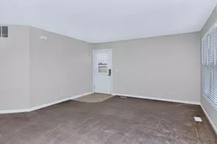 181 Inverness Ct, Elk Grove Village, IL 60007 - Photo 4
