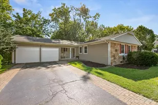 720 Woodhollow Ln, Buffalo Grove, IL 60089 - Photo 2