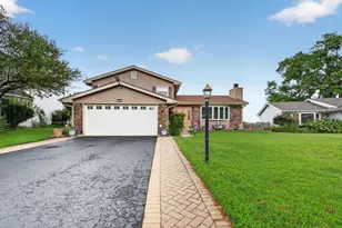 196 Sunshine Dr, Bolingbrook, IL 60490 - Photo 2