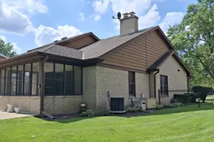 1031 Holly Ln, Glenview, IL 60025 - Photo 2
