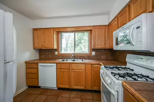 880 Johnstown Ln, Wheaton, IL 60189 - Photo 4