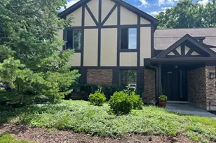 880 Johnstown Ln, Wheaton, IL 60189 - Photo 2