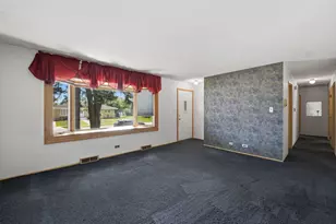 730 W Beach Dr, Addison, IL 60101 - Photo 4