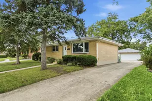 730 W Beach Dr, Addison, IL 60101 - Photo 2