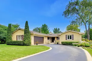 206 W Hiawatha Trail, Mount Prospect, IL 60056 - Photo 1