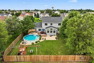 437 Raintree Dr, Oswego, IL 60543 - Photo 2