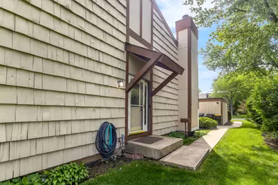 563 N Woodfield Trail, Roselle, IL 60172 - Photo 2