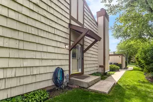 563 N Woodfield Trail, Roselle, IL 60172 - Photo 2