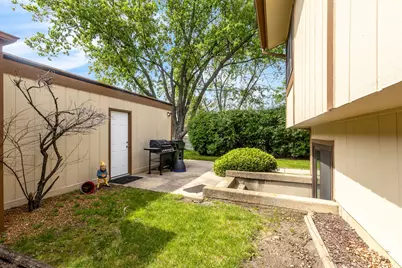 563 N Woodfield Trail, Roselle, IL 60172 - Photo 4