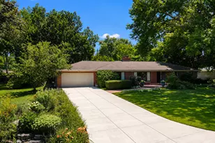 2327 S Circle Dr, Palatine, IL 60067 - Photo 2