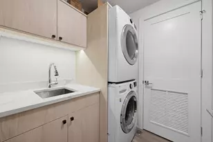 1366 W Walton St, Chicago, IL 60642 - Photo 32