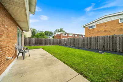 8837 Robin Drive, Des Plaines, IL 60016 - Photo 22