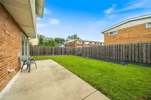 8837 Robin Dr, Des Plaines, IL 60016 - Photo 22
