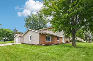 7 Derbyshire Ct, Bolingbrook, IL 60440 - Photo 2