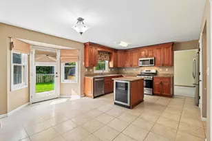 322 Chesapeake Ln, Bloomingdale, IL 60108 - Photo 6