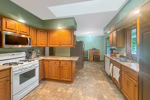 705 Chelsea Ct, Freeport, IL 61032 - Photo 2