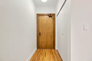550 W Surf St, Chicago, IL 60657 - Photo 2