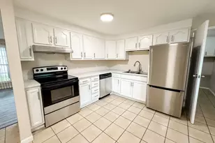 810 Fairoaks Dr, Champaign, IL 61821 - Photo 4
