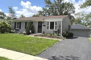 324 Hiawatha Dr, Buffalo Grove, IL 60089 - Photo 1