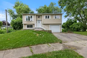 105 Cedarwood Ct, Bolingbrook, IL 60440 - Photo 1