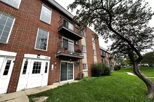 105 W Elk Trail, Carol Stream, IL 60188 - Photo 2