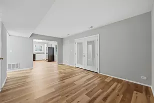 5039 Chambers Dr, Hoffman Estates, IL 60010 - Photo 6
