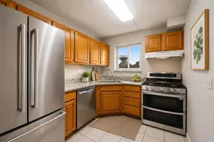 573 Fairway View Dr, Wheeling, IL 60090 - Photo 2