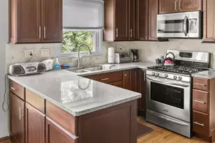 1902 Gigi Ln, Darien, IL 60561 - Photo 8