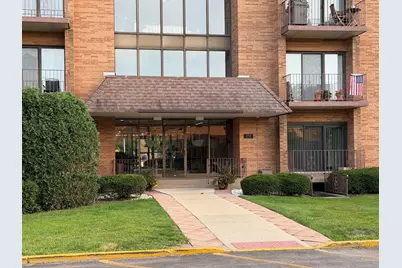 1717 W Crystal Lane #712, Mount Prospect, IL 60056 - Photo 2