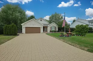 2920 Farmington Dr, Lindenhurst, IL 60046 - Photo 2
