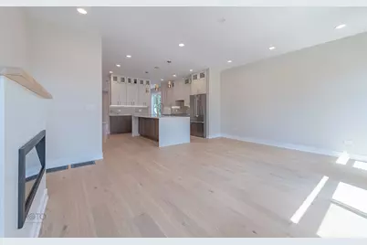4945 W Berenice Avenue, Chicago, IL 60641 - Photo 6