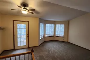 277 W Treehouse Ln, Round Lake, IL 60073 - Photo 6