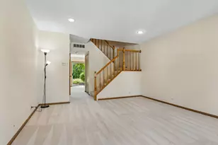 1651 College Green Dr, Elgin, IL 60123 - Photo 2