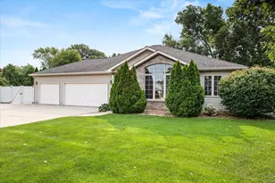 635 Magnolia Ln, Ottawa, IL 61350 - Photo 1