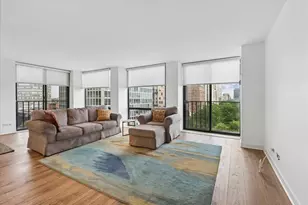 345 W Fullerton Pkwy, Chicago, IL 60614 - Photo 2
