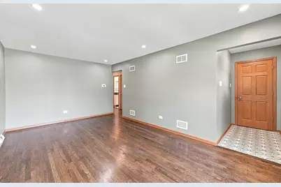 11625 S Avenue L, Chicago, IL 60617 - Photo 6