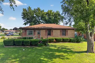 1522 Manhatten Dr, Streator, IL 61364 - Photo 1
