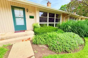 922 N Milwaukee Ave, Libertyville, IL 60048 - Photo 2