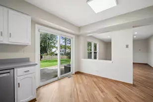 894 Thompson Blvd, Buffalo Grove, IL 60089 - Photo 8