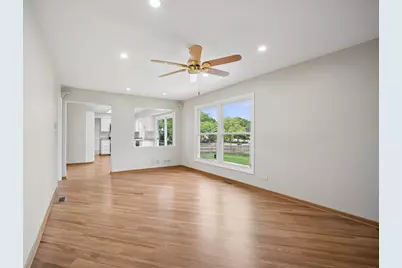 894 Thompson Boulevard, Buffalo Grove, IL 60089 - Photo 10