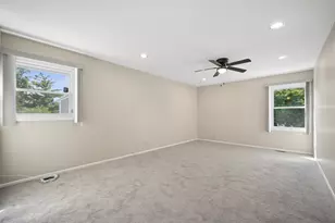 894 Thompson Blvd, Buffalo Grove, IL 60089 - Photo 12