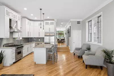 2338 N Oakley Avenue, Chicago, IL 60647 - Photo 2
