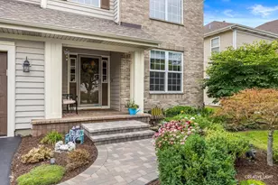 2562 N Jade Ave, Arlington Heights, IL 60004 - Photo 2