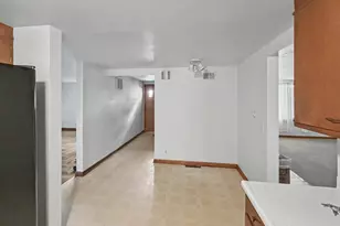 305 E Cherry St, Watseka, IL 60970 - Photo 10