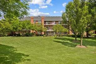 129 Hunt Club Dr, Saint Charles, IL 60174 - Photo 2