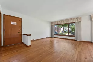 10042 Lamon Ave, Skokie, IL 60077 - Photo 8