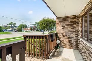 5646 W 103rd St, Oak Lawn, IL 60453 - Photo 2